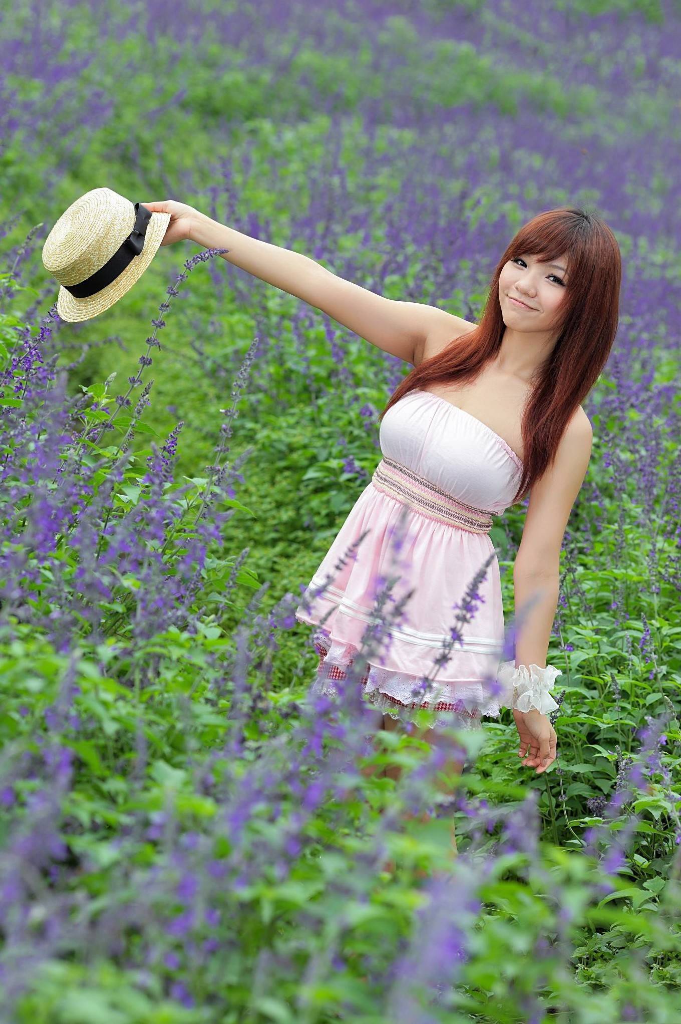 High definition pictures of beautiful girl in flower farm