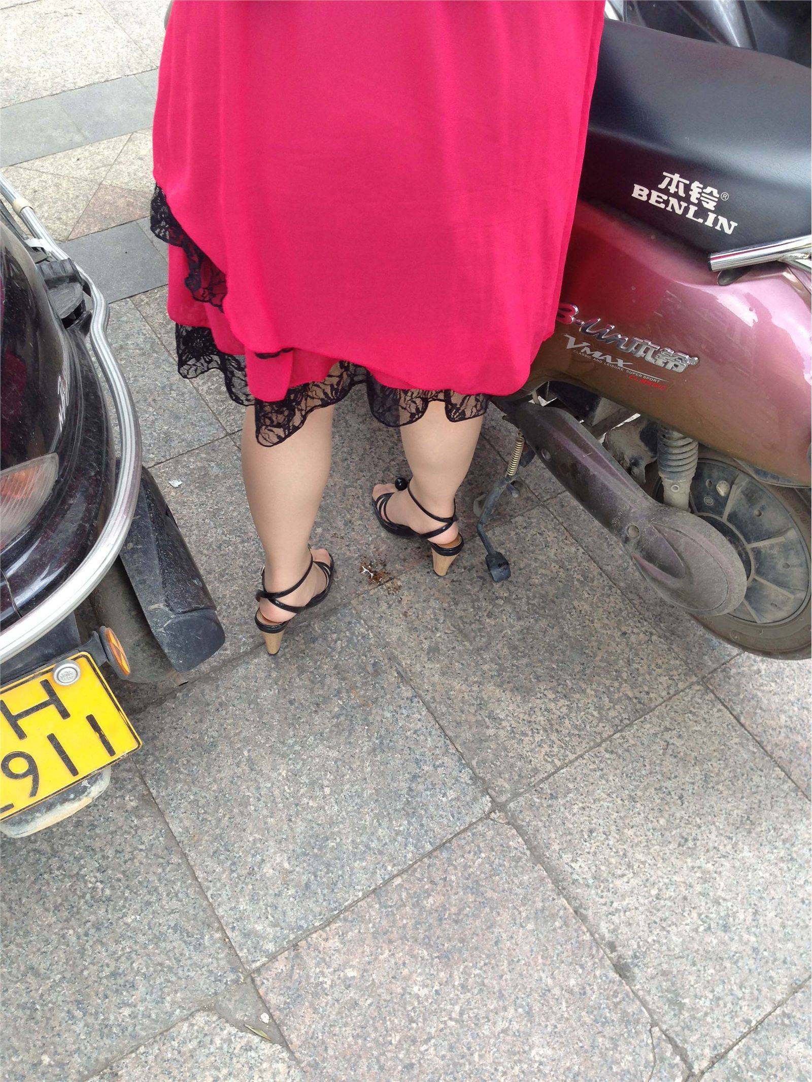 [outdoor Street Photo] 2013.07.31 super thin shredded pork with black heels!