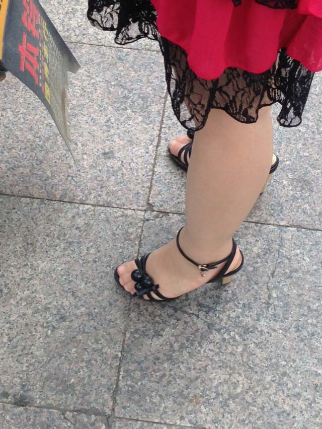 [outdoor Street Photo] 2013.07.31 super thin shredded pork with black heels!