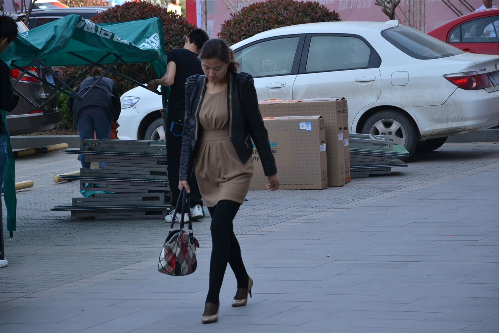 [outdoor Street Photo] 2013.08.01 beauty in a hurry to work