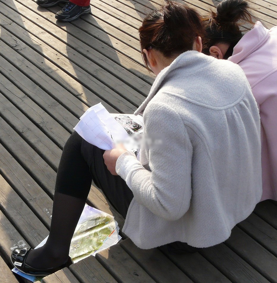 [outdoor Street Photo] mm embroidered on August 1, 2013 -- close up of silk feet