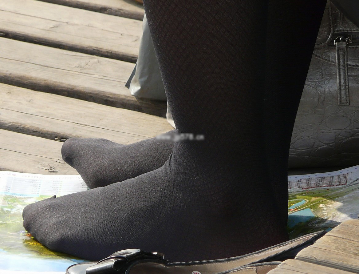 [outdoor Street Photo] mm embroidered on August 1, 2013 -- close up of silk feet