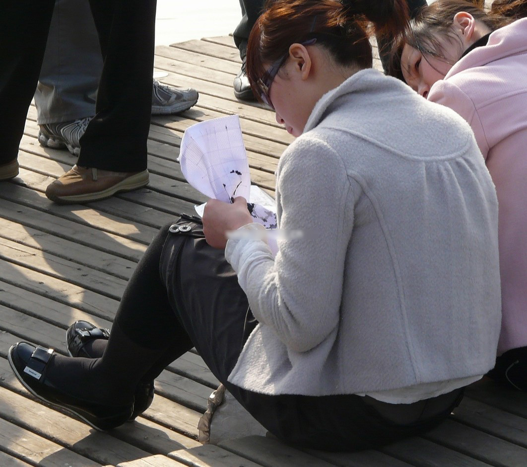 [outdoor Street Photo] mm embroidered on August 1, 2013 -- close up of silk feet