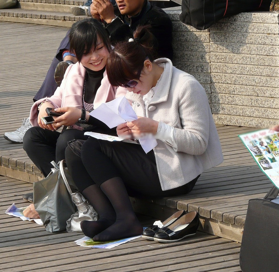 [outdoor Street Photo] mm embroidered on August 1, 2013 -- close up of silk feet