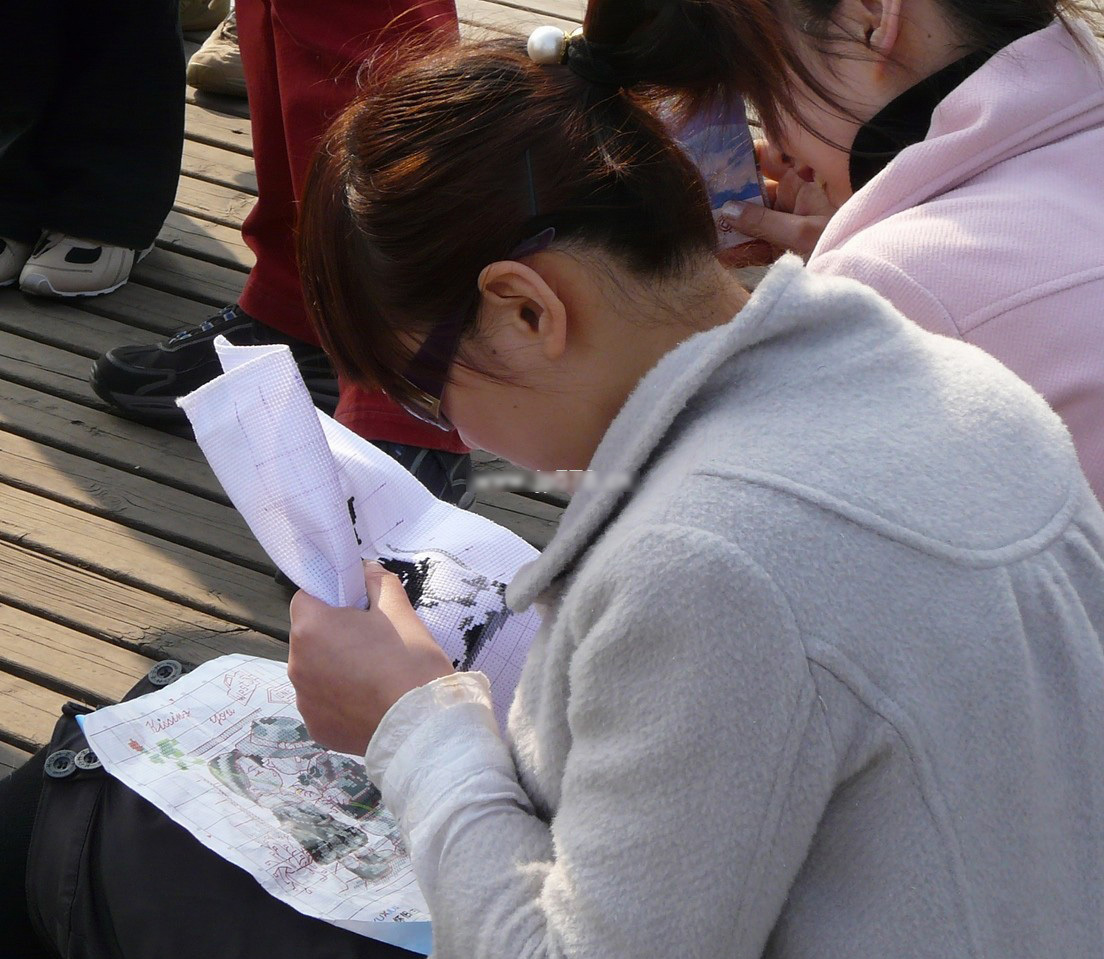 [outdoor Street Photo] mm embroidered on August 1, 2013 -- close up of silk feet