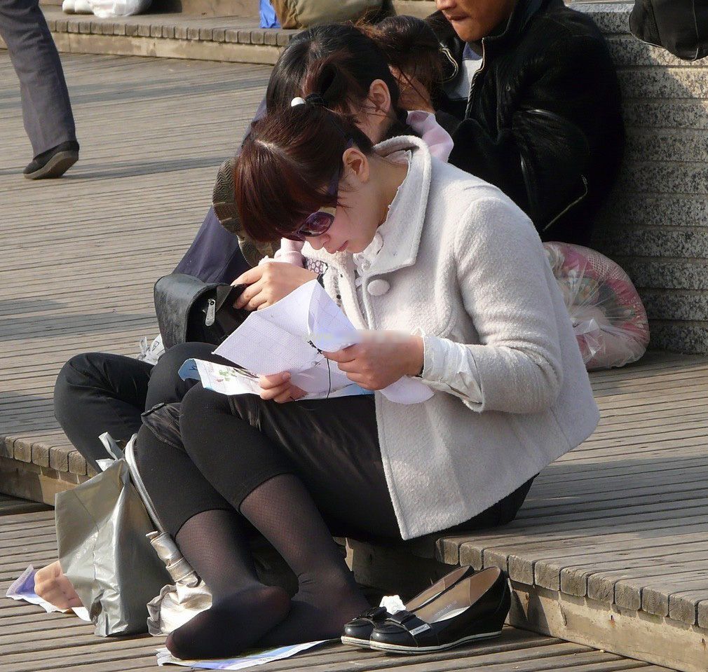 [outdoor Street Photo] mm embroidered on August 1, 2013 -- close up of silk feet