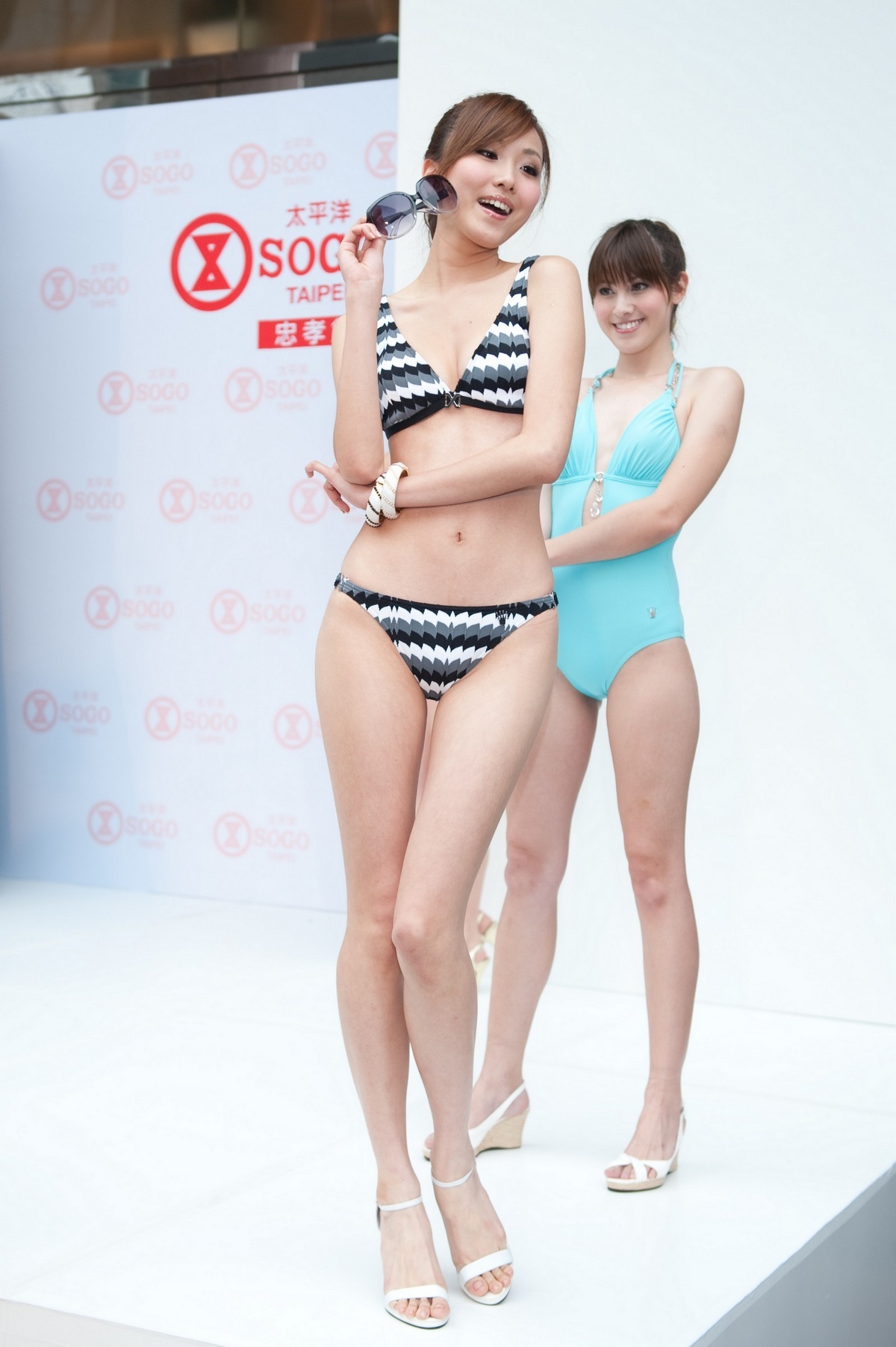 Pacific SOGO swim suit show Yilin Chen Kaijun Wu Yilin