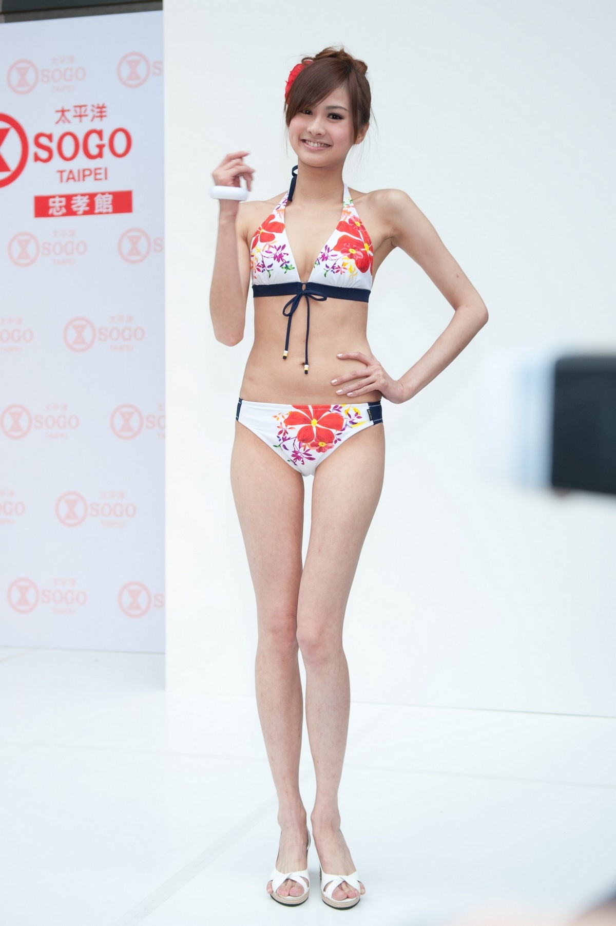 Pacific SOGO swim suit show Yilin Chen Kaijun Wu Yilin