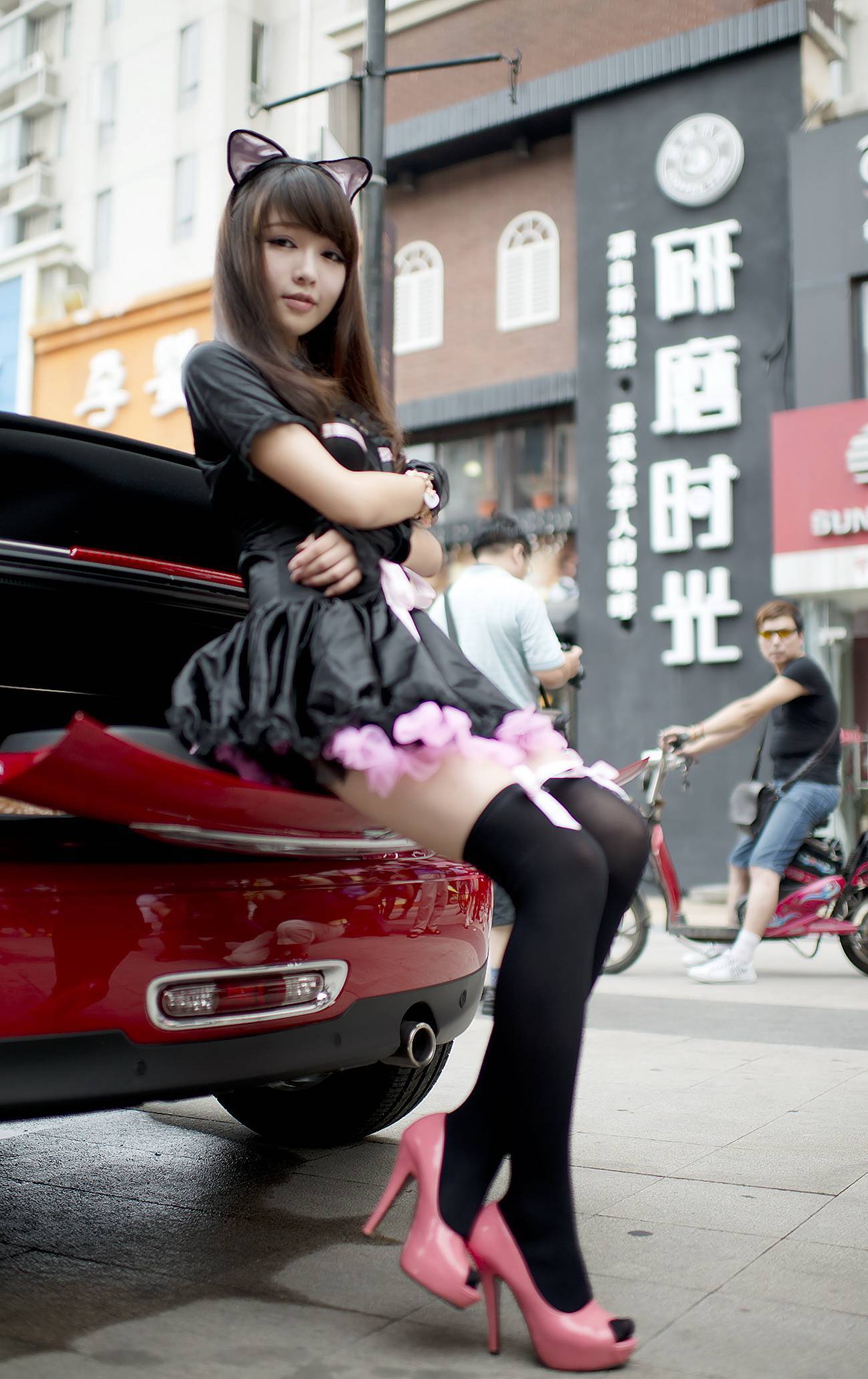 Sexy beauty Xia Xiaowei's car with protruding front and curling back