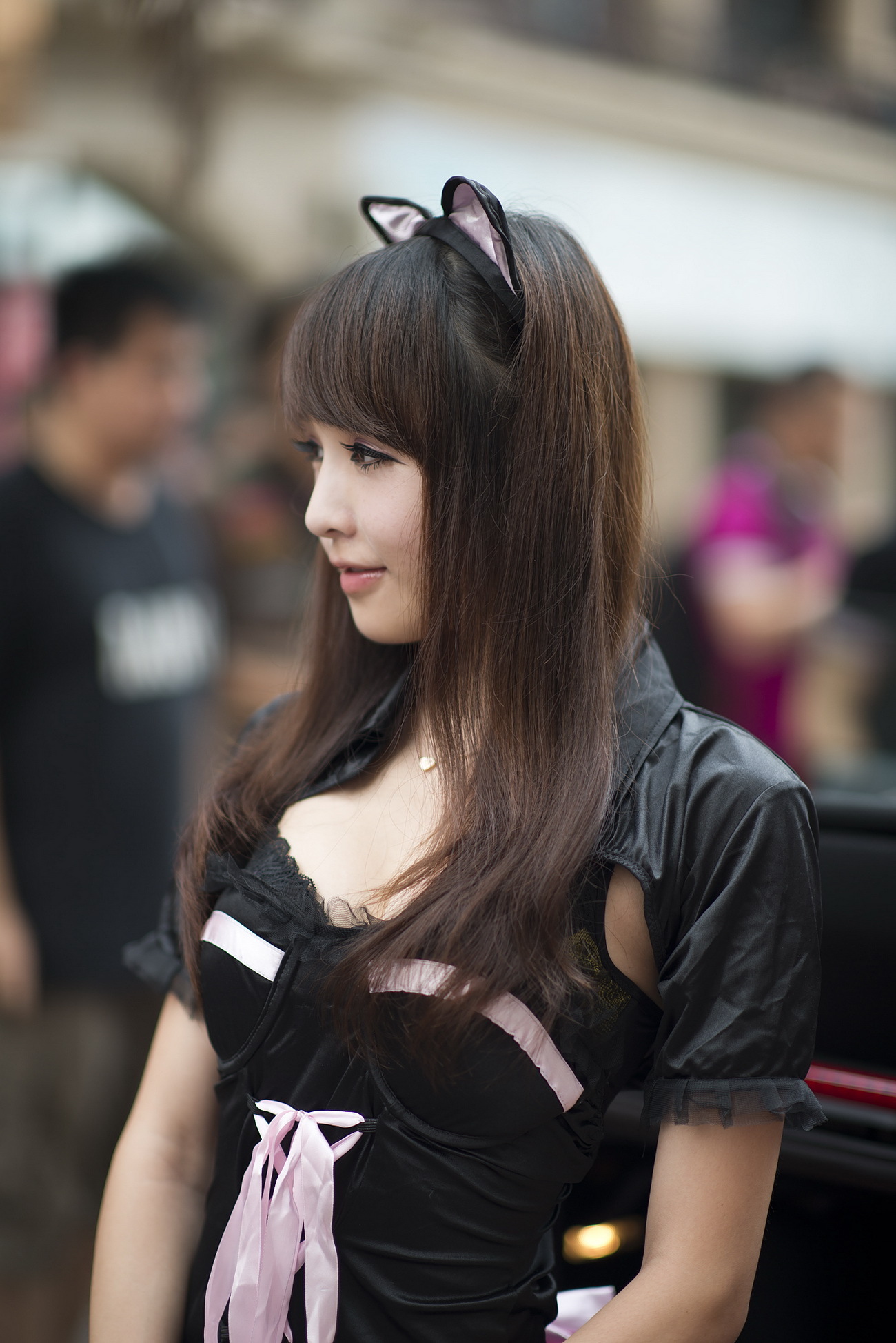 Sexy beauty Xia Xiaowei's car with protruding front and curling back