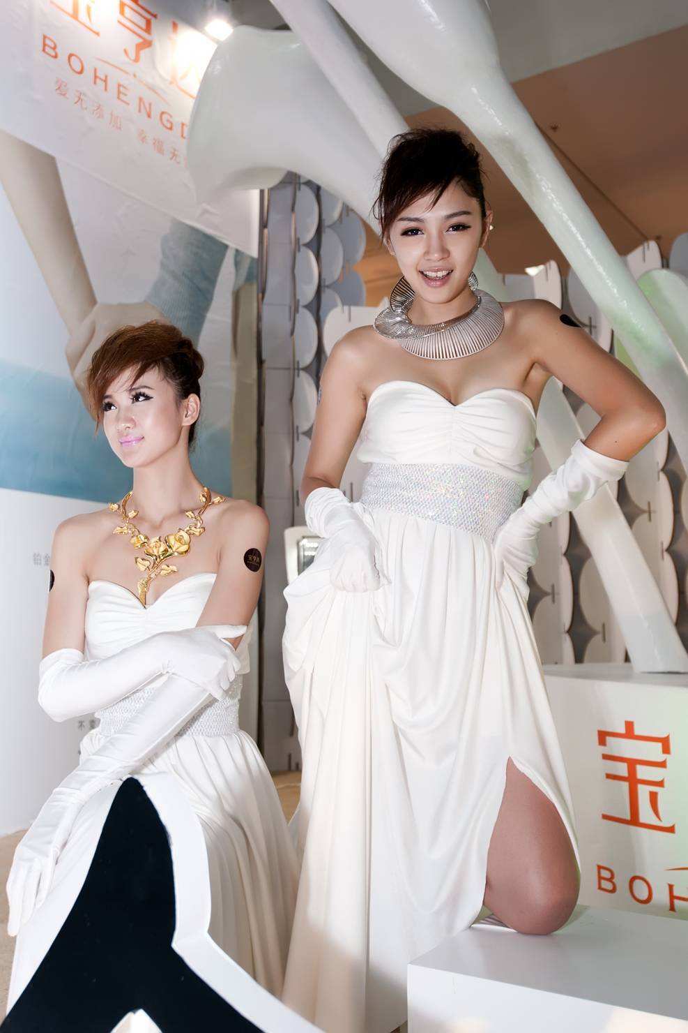 Model in Shenzhen jewelry exhibition of Taichung Matou Friendship Association