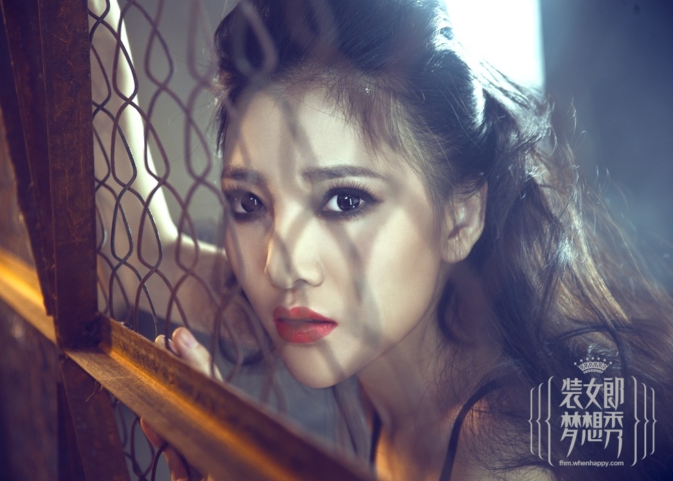 Wan Xiyuan: stunning dress girl behind the curtain