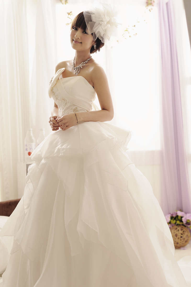 The latest picture of pure beauty in wedding dress on February 26, 2012