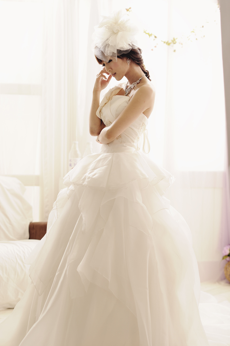 The latest picture of pure beauty in wedding dress on February 26, 2012