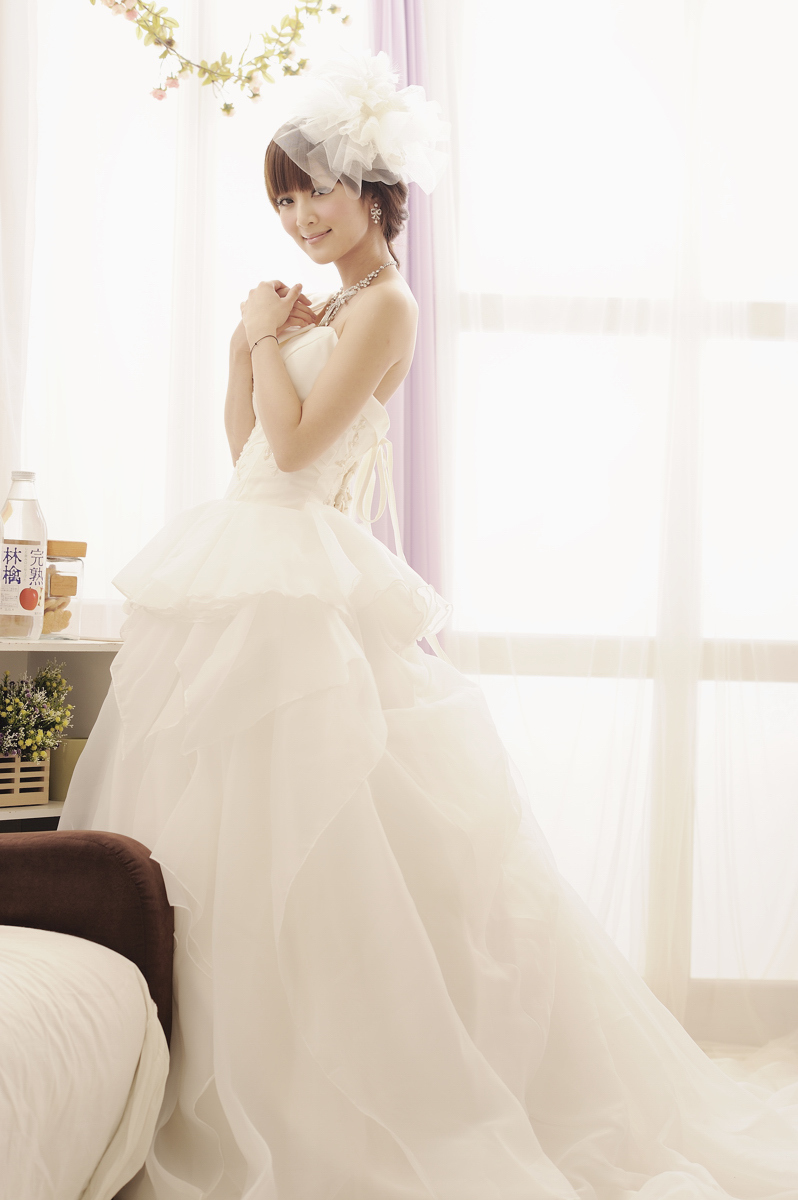 The latest picture of pure beauty in wedding dress on February 26, 2012