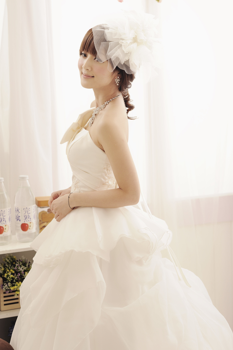 The latest picture of pure beauty in wedding dress on February 26, 2012