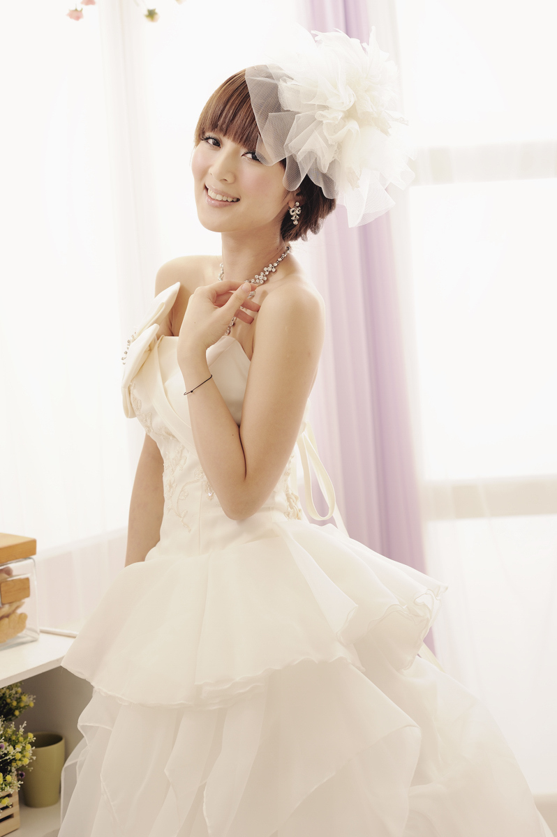 The latest picture of pure beauty in wedding dress on February 26, 2012