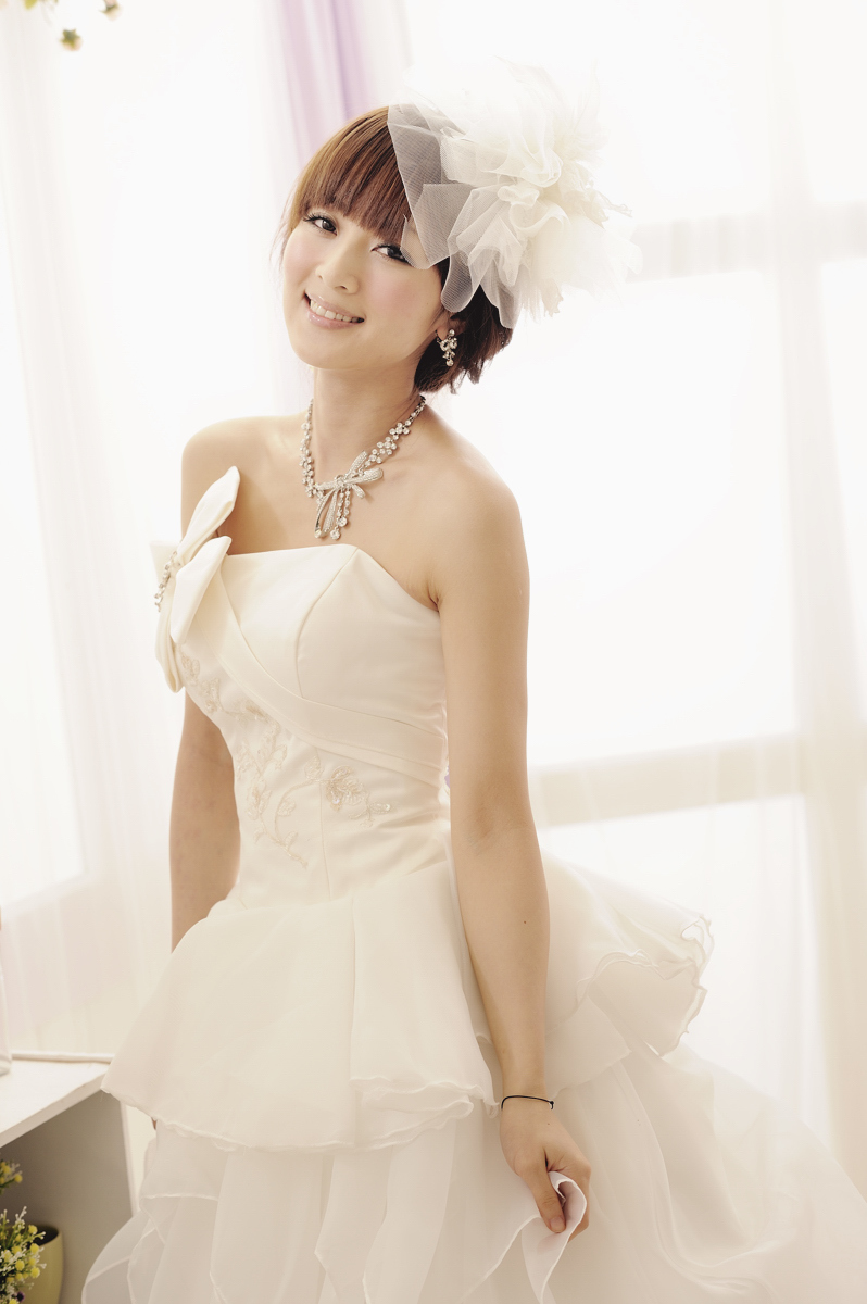 The latest picture of pure beauty in wedding dress on February 26, 2012