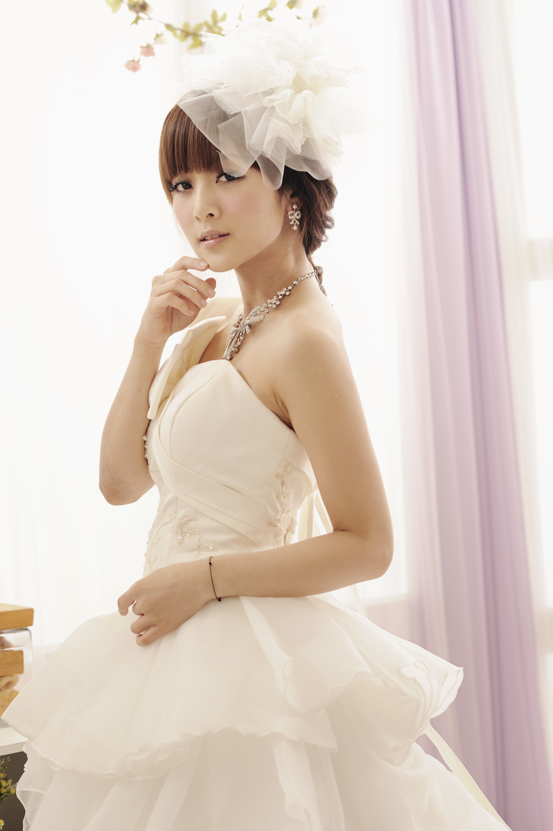 The latest picture of pure beauty in wedding dress on February 26, 2012