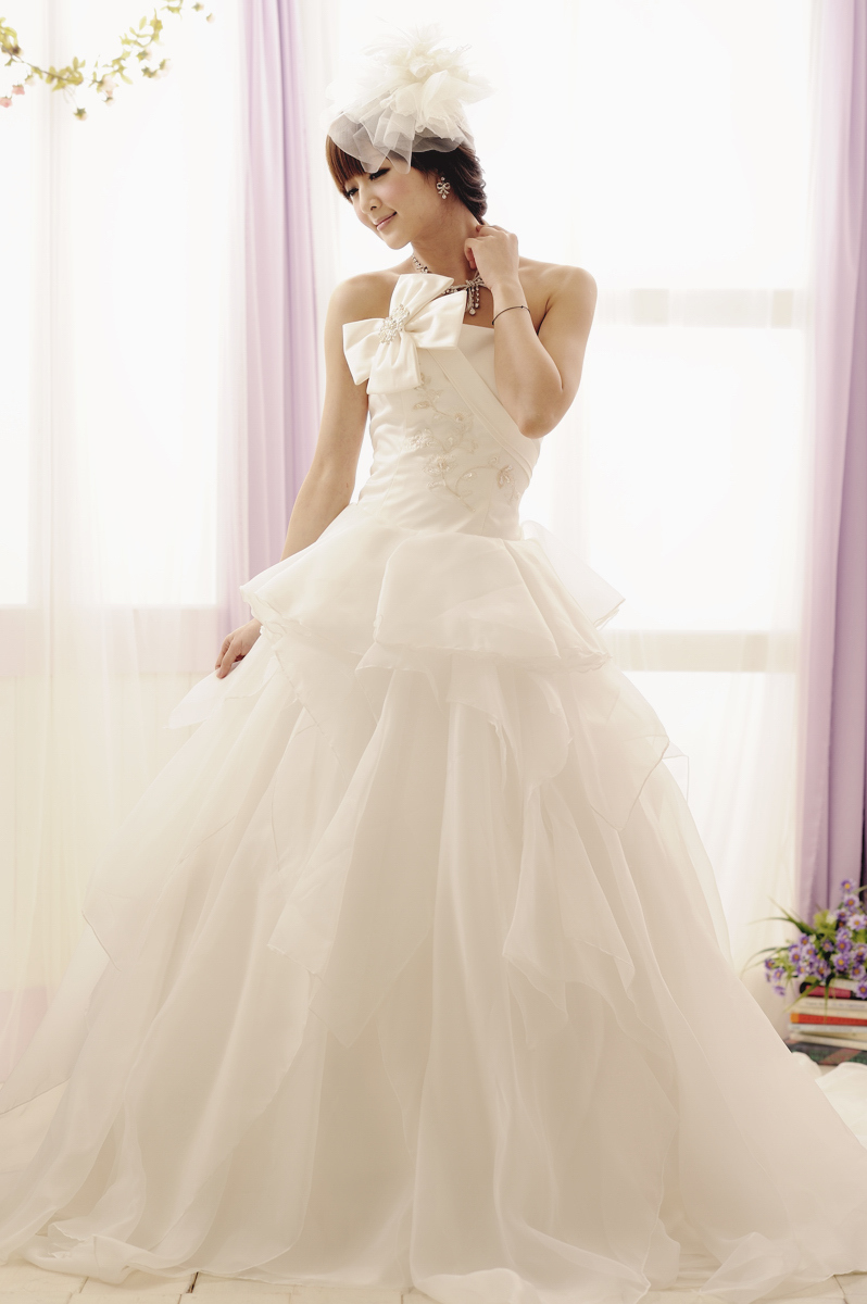 The latest picture of pure beauty in wedding dress on February 26, 2012