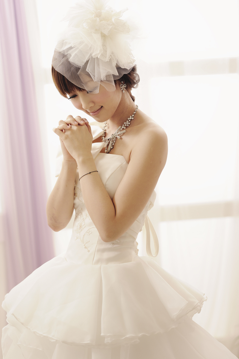 The latest picture of pure beauty in wedding dress on February 26, 2012