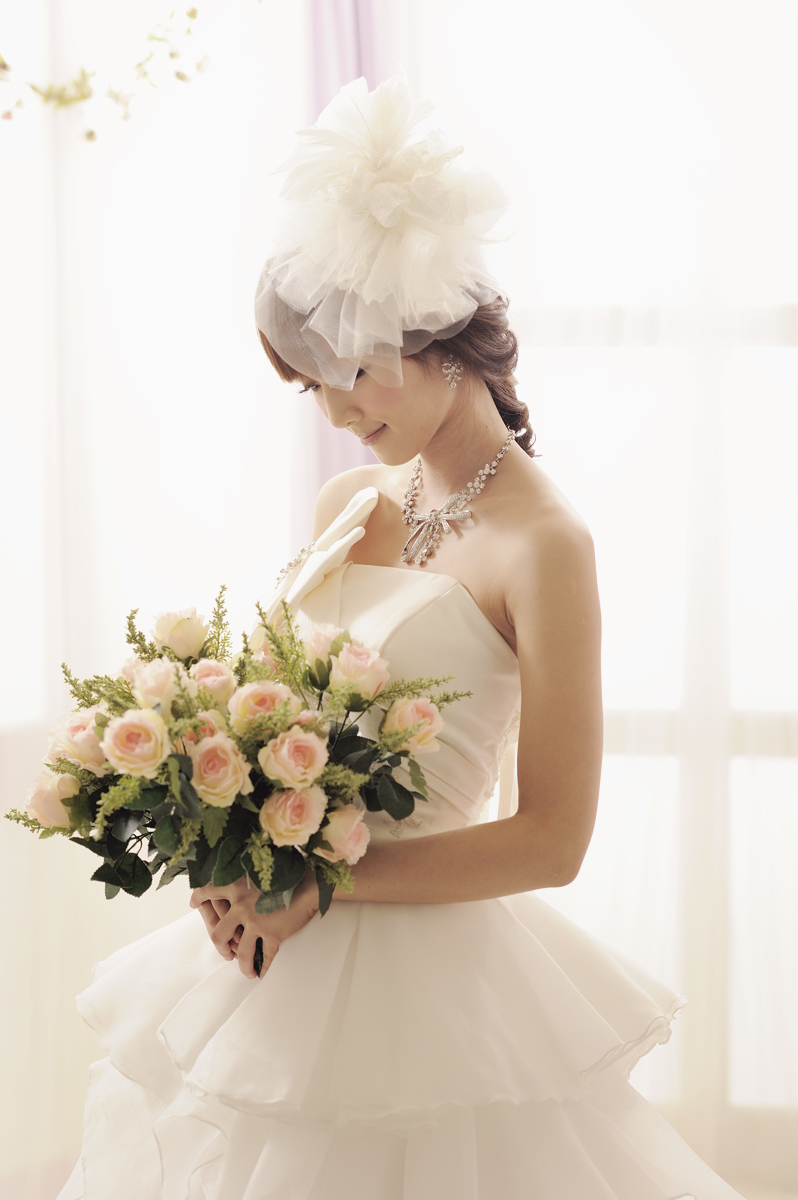 The latest picture of pure beauty in wedding dress on February 26, 2012