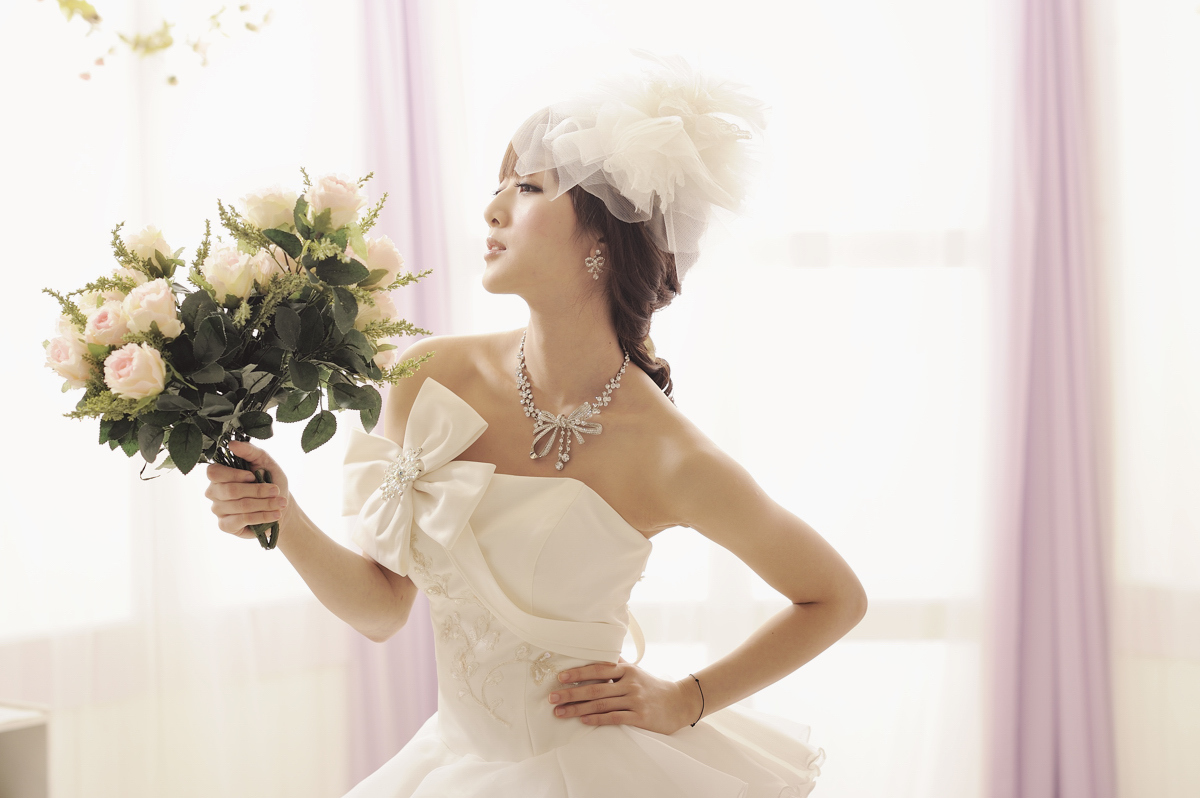 The latest picture of pure beauty in wedding dress on February 26, 2012