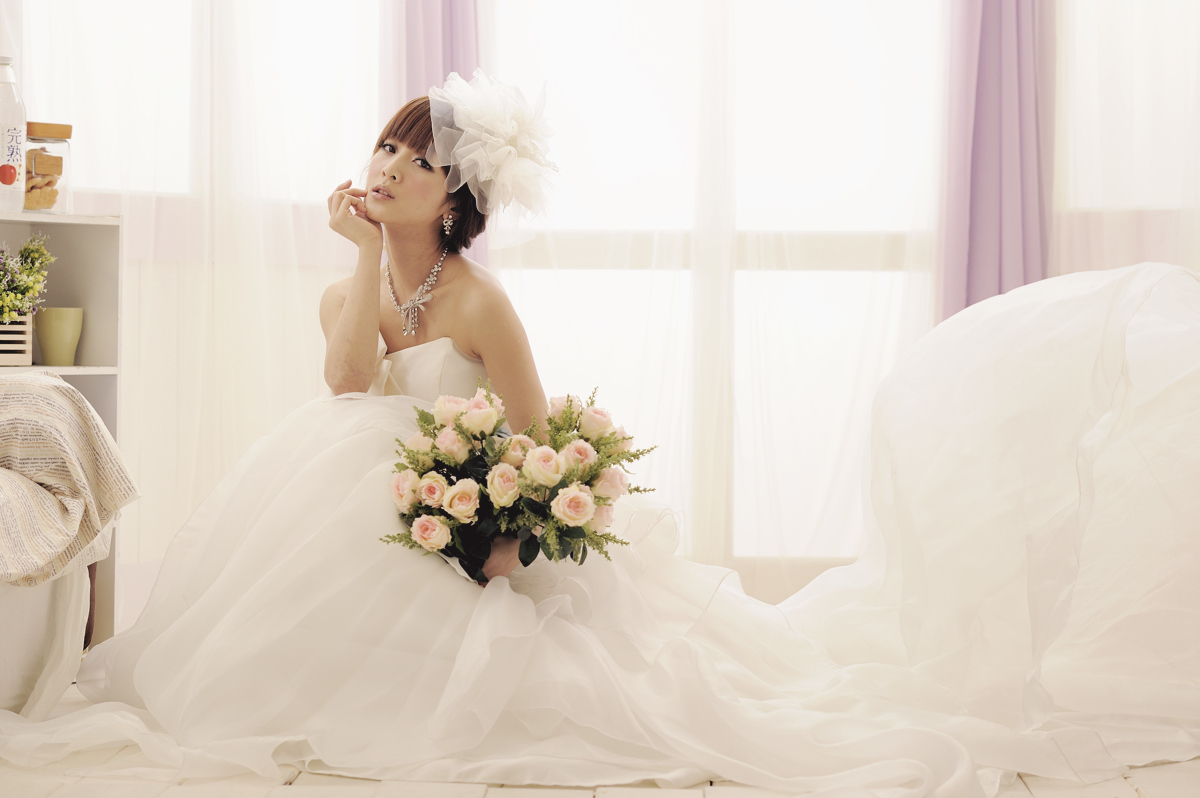 The latest picture of pure beauty in wedding dress on February 26, 2012