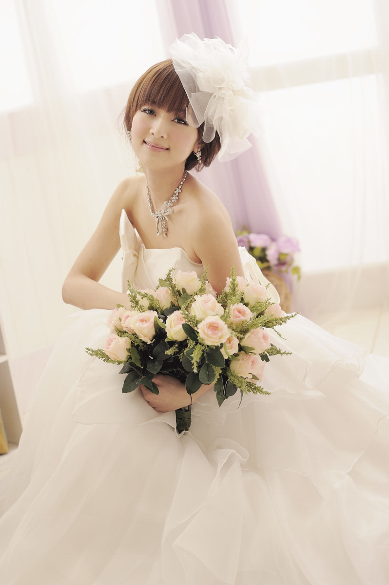 The latest picture of pure beauty in wedding dress on February 26, 2012