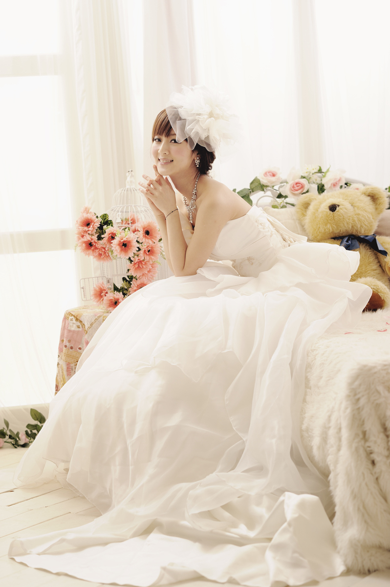 The latest picture of pure beauty in wedding dress on February 26, 2012