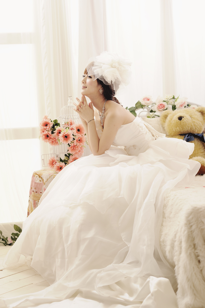 The latest picture of pure beauty in wedding dress on February 26, 2012