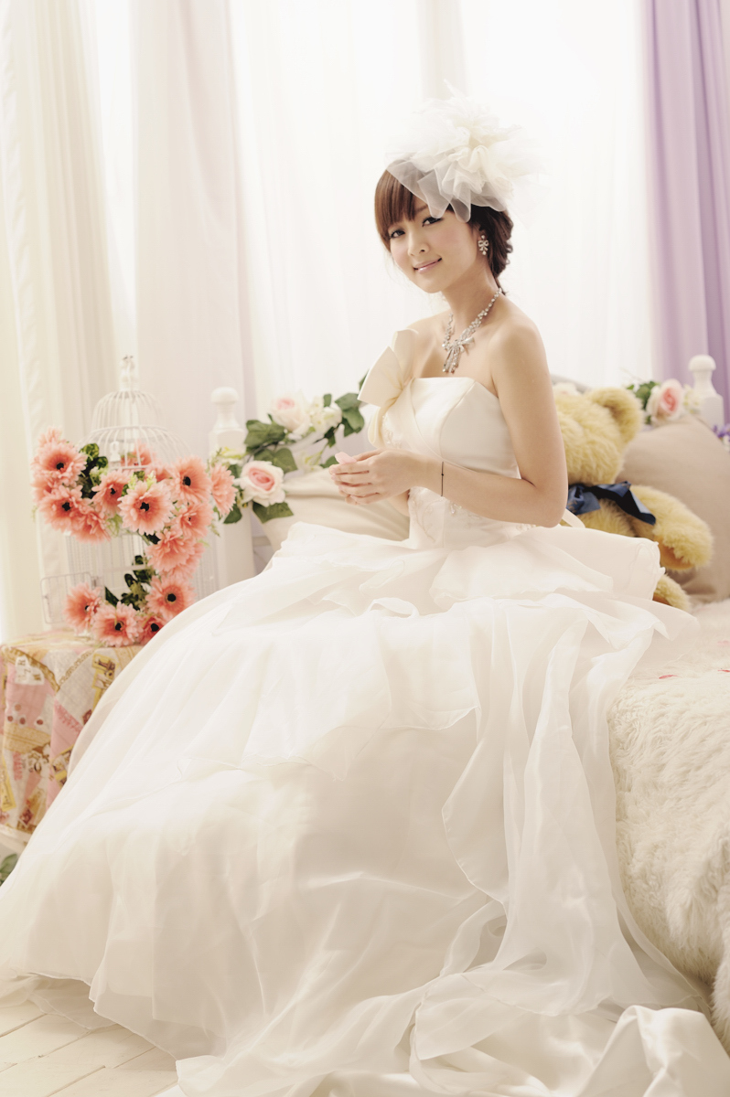 The latest picture of pure beauty in wedding dress on February 26, 2012