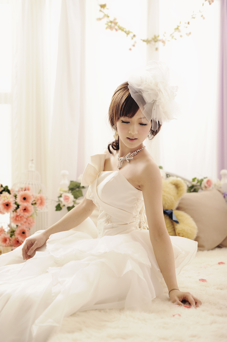 The latest picture of pure beauty in wedding dress on February 26, 2012