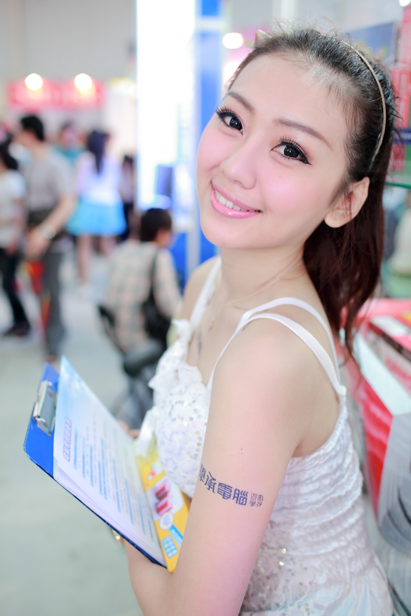 April 22, 2012 Qianqian domestic beauty car model sexy beauty picture