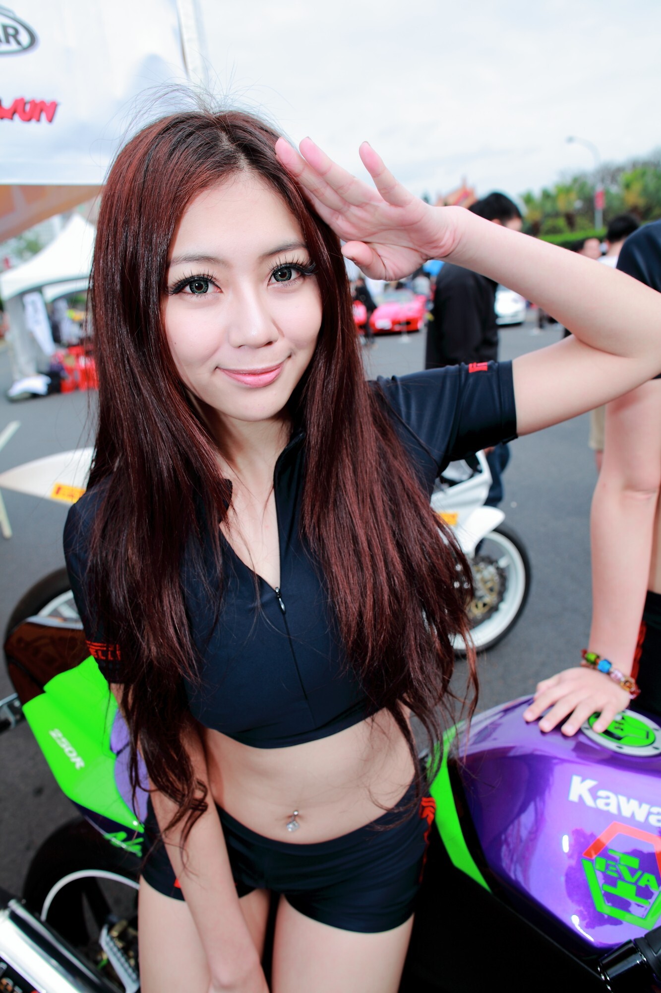 April 22, 2012 Qianqian domestic beauty car model sexy beauty picture