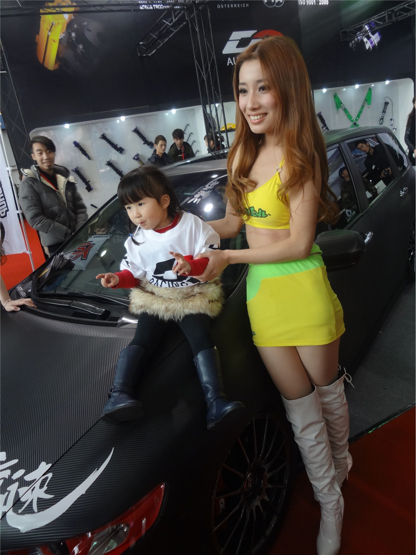 HD Photo of NO017 beauty model in Guangzhou Auto Show