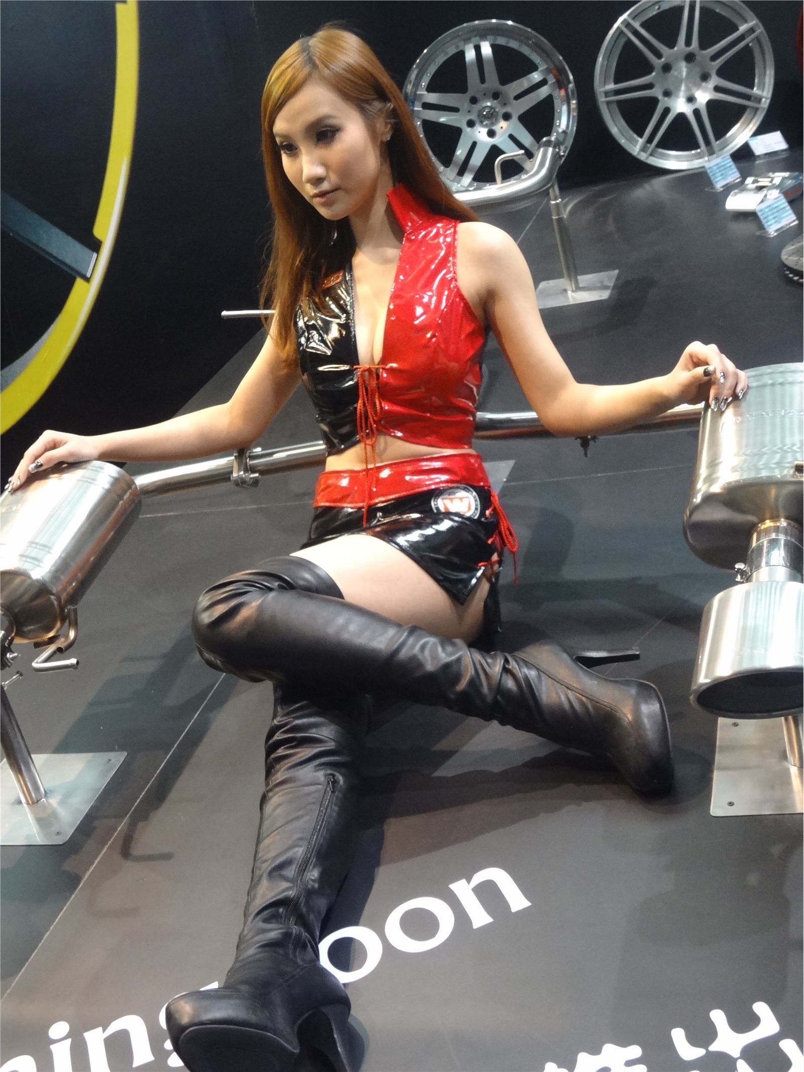 HD Photo of NO017 beauty model in Guangzhou Auto Show