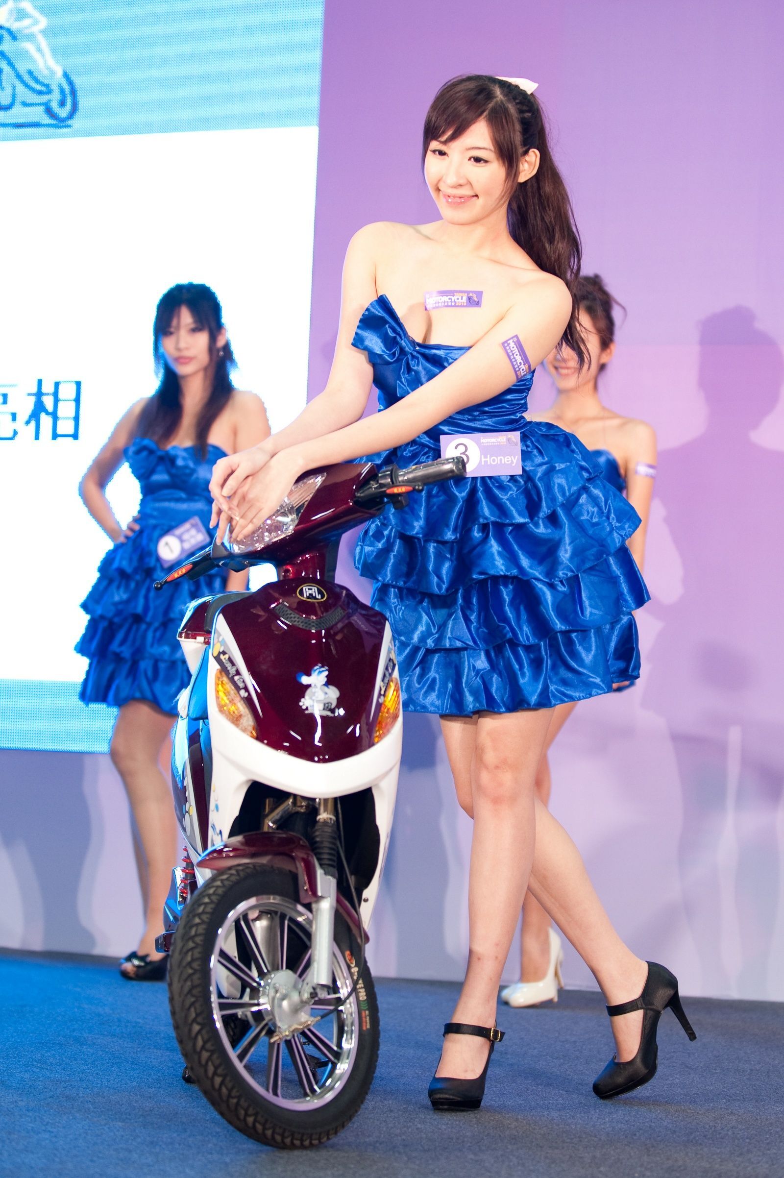 Guangzhou International Auto Show Booth series: the attraction of motorcycle beauty in blue