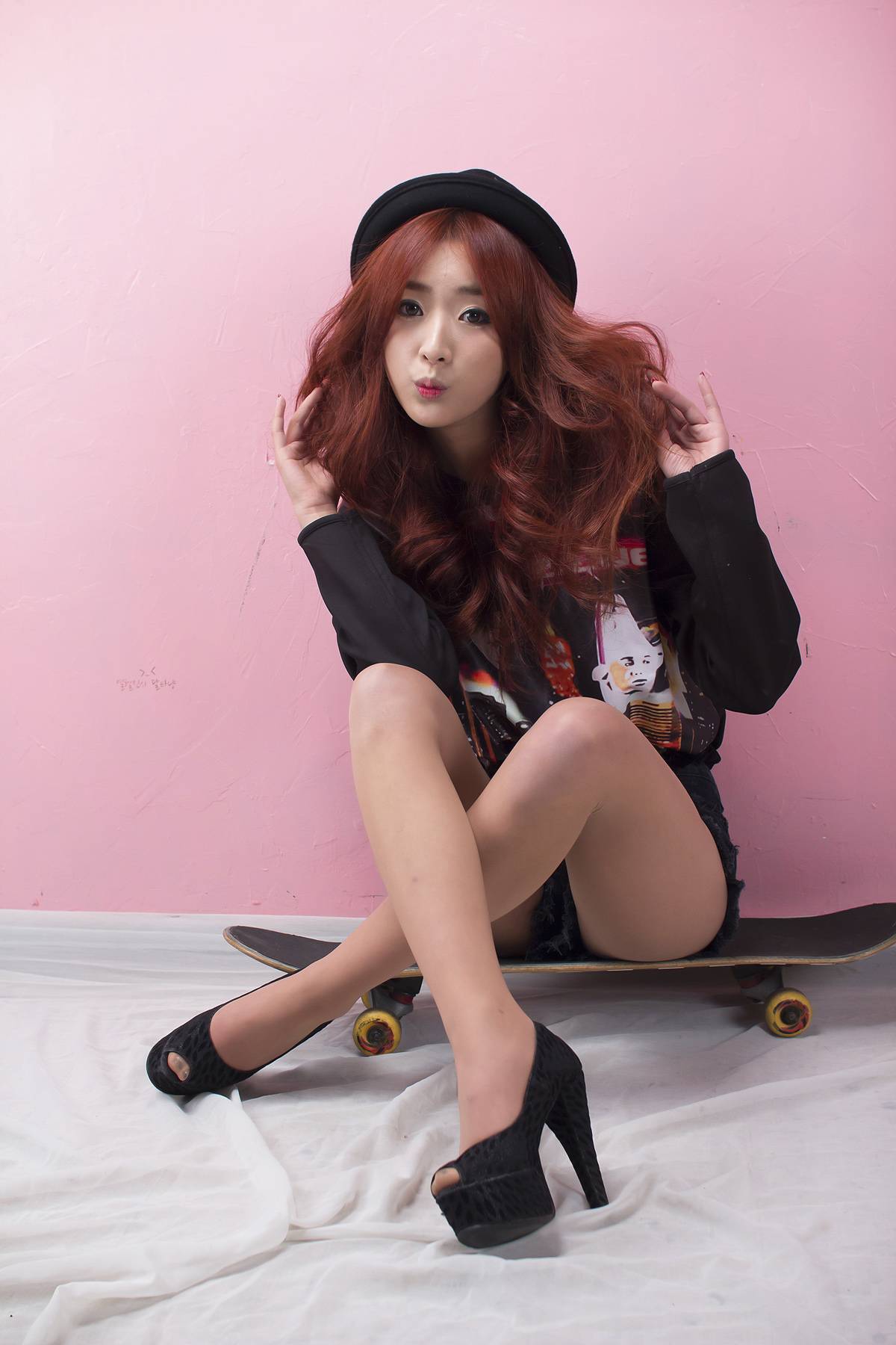 [Studio Photo] Korean car model Han Zhien with black silk miner skateboard girl