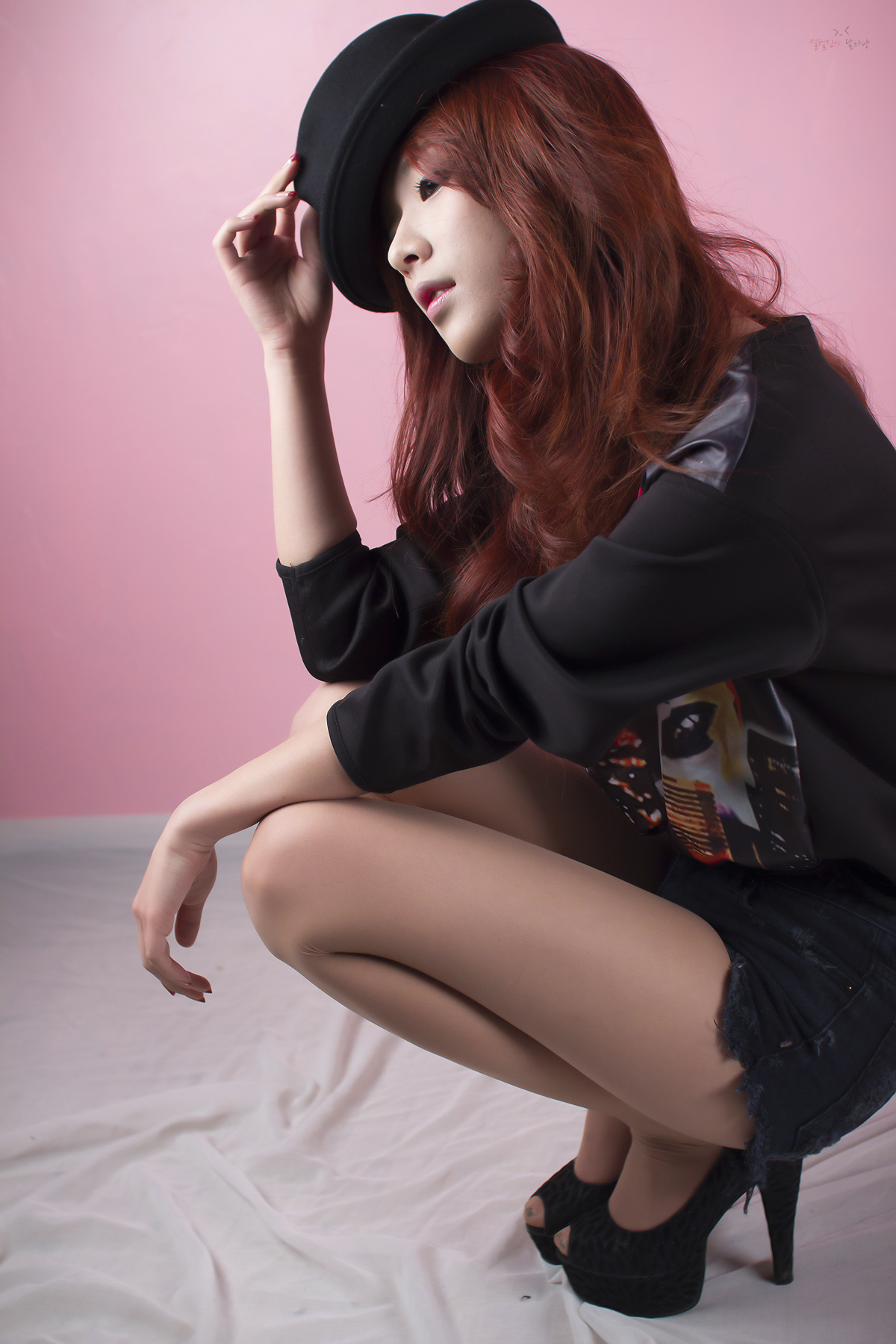 [Studio Photo] Korean car model Han Zhien with black silk miner skateboard girl