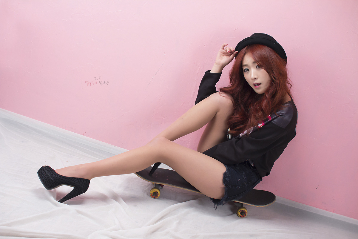 [Studio Photo] Korean car model Han Zhien with black silk miner skateboard girl