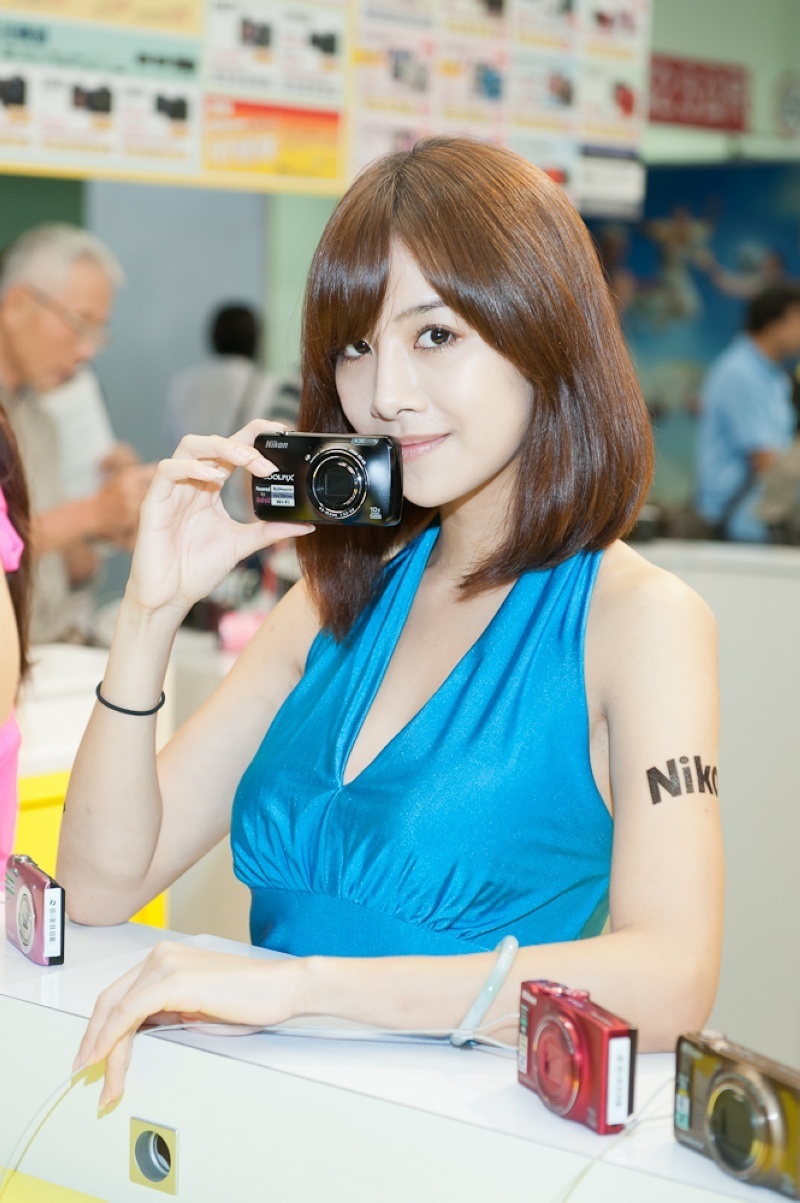 High definition pictures of domestic models in photography equipment exhibition