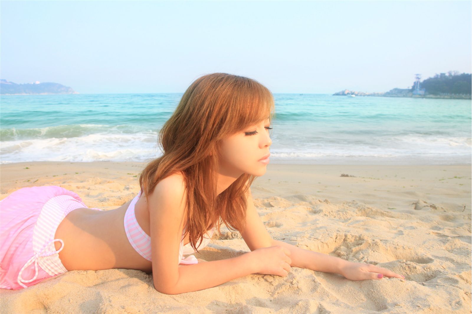 Post 90s oxygen girl Pei Ziqi beach Bini photo Beijing beauty artist HD Photo