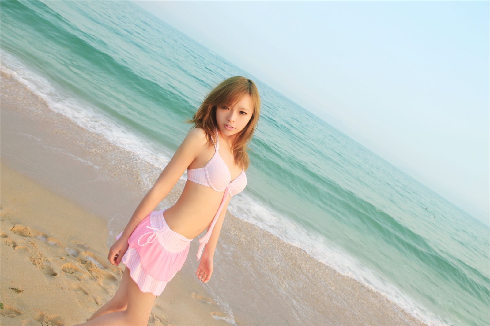 Post 90s oxygen girl Pei Ziqi beach Bini photo Beijing beauty artist HD Photo