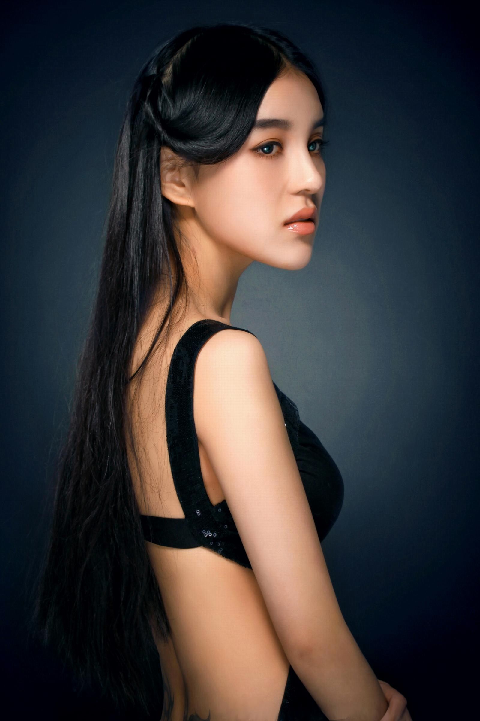 Shi Yiyi, the first half blood beauty graphic model on the Internet