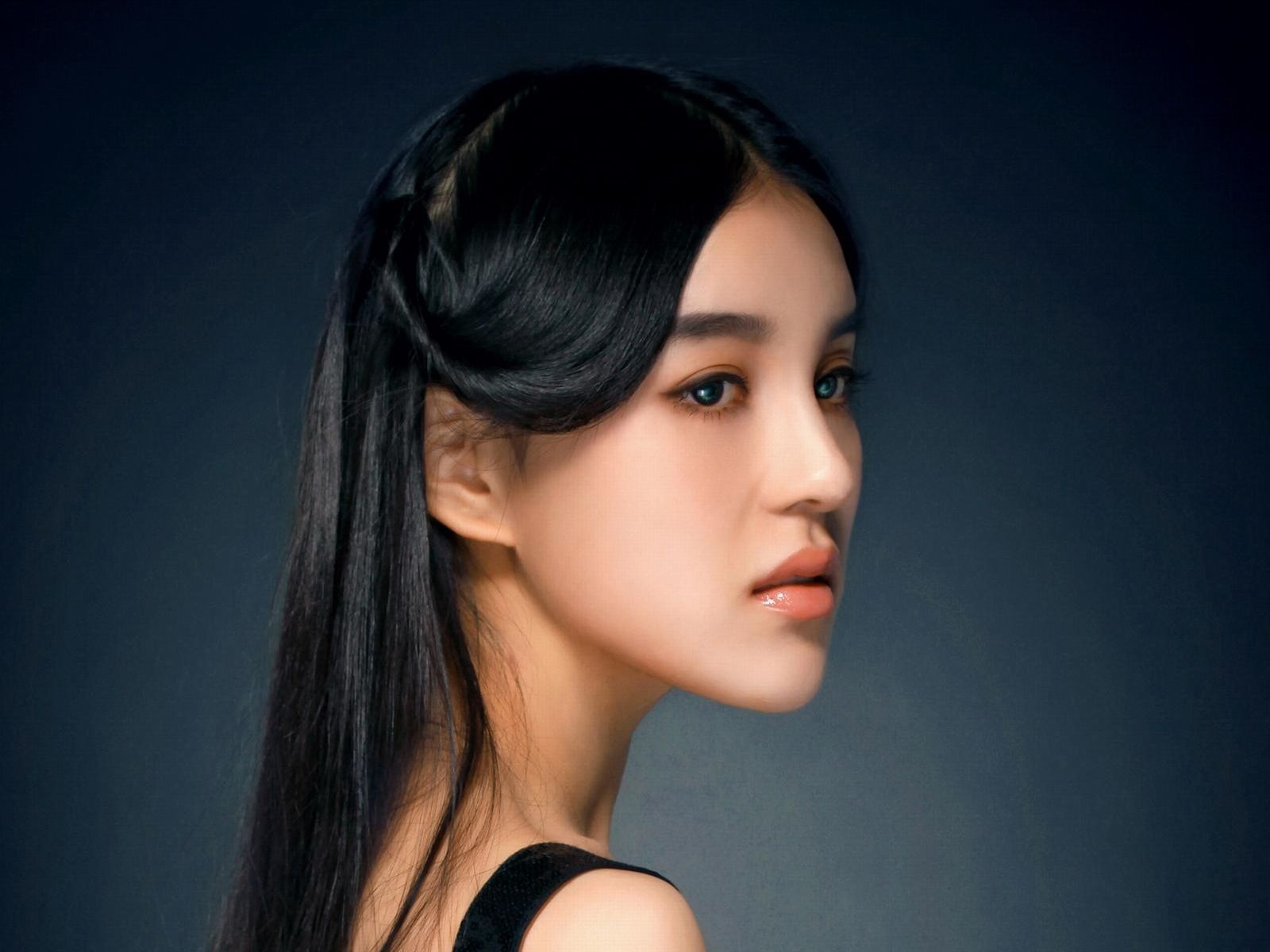 Shi Yiyi, the first half blood beauty graphic model on the Internet