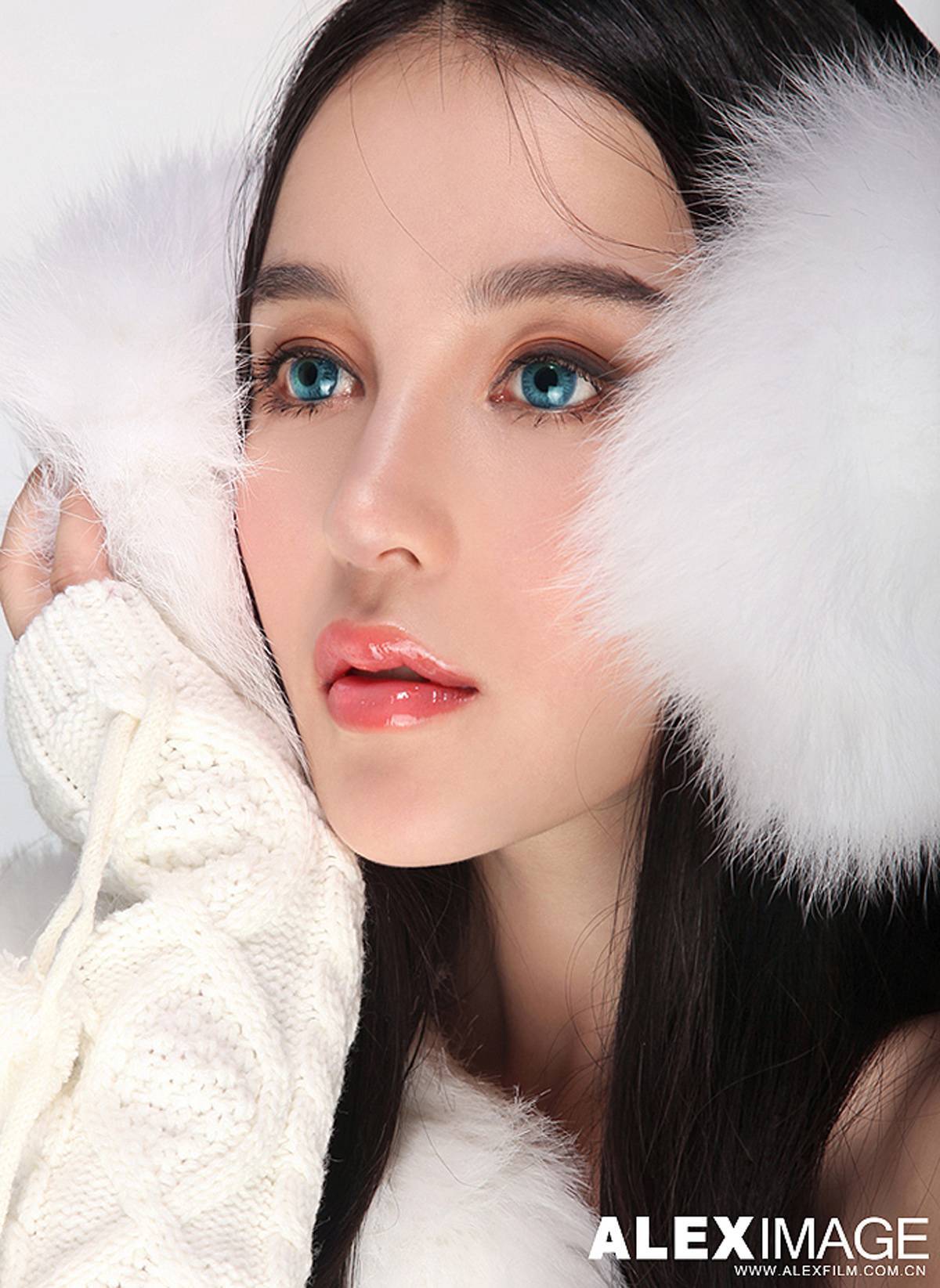 Shi Yiyi, the first half blood beauty graphic model on the Internet