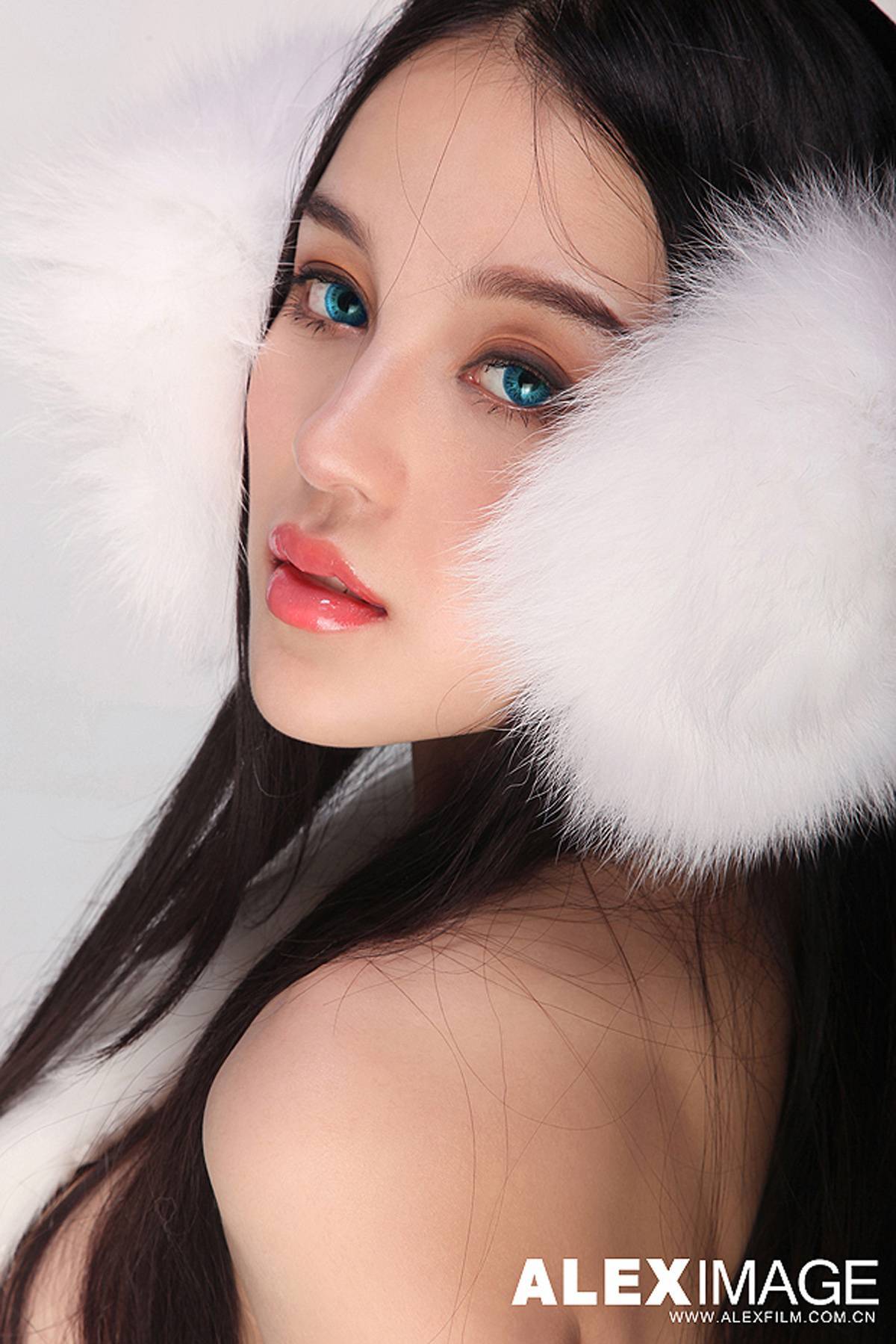 Shi Yiyi, the first half blood beauty graphic model on the Internet