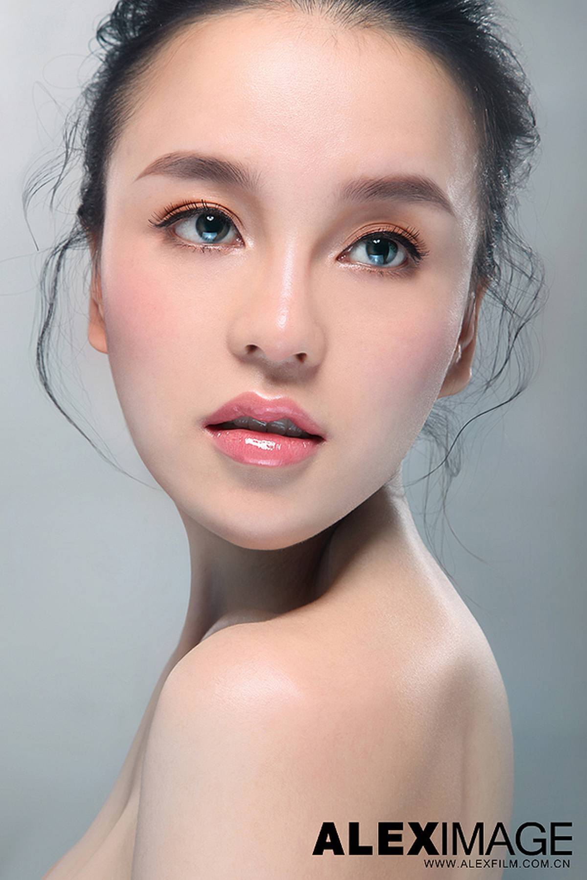 Shi Yiyi, the first half blood beauty graphic model on the Internet