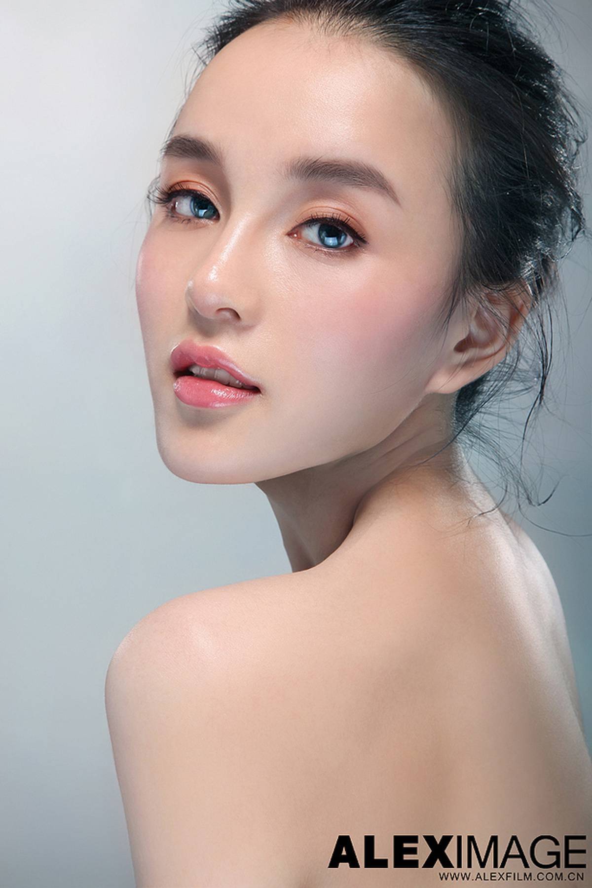 Shi Yiyi, the first half blood beauty graphic model on the Internet